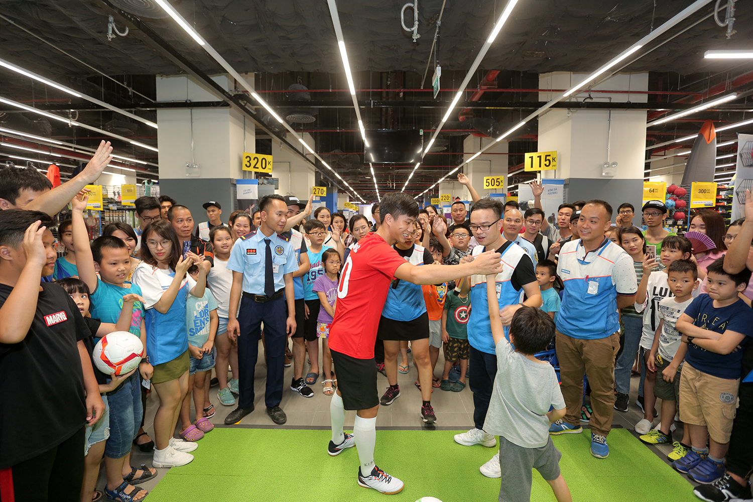 Tuyển thủ Phan Văn Đức ‘hút fan’ ngày Decathlon Hà Nội khai trương cửa hàng đầu tiên Tuyển thủ Phan Văn Đức ‘hút fan’ ngày Decathlon Hà Nội khai trương cửa hàng đầu tiên